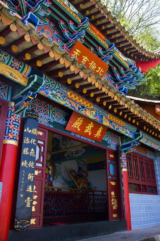 无人,寺庙,栏杆,竖图,室外,白天,仰视,旅游,度假,名胜古迹,植物,门,标志建筑,地标,建筑,昆明,中国,对联,亚洲,一块,吊挂,悬挂,阴影,节日,遗迹,艺术,装饰,光线,纹路,标志,牌匾,瓦片,文字,纹理,影子,字符,手工艺品,墙,屋檐,围栏,燃烧,挂,古迹,文化,文物,娱乐,标识,建设,古建筑,护栏,云南,檐,墙壁,墙面,树,树木,绿色,天空,阳光,自然,香火,工艺品,门框,庙宇,天,祈祷,享受,休闲,健康,汉字,旅游胜地,放松,许愿,宗教,西山,信仰,庞大,生长,成长,纪念,华丽,修饰,复杂,祈求,点缀,高雅,中国文化,中文,昆明市,古文明,东亚,云南省,肌理,中华人民共和国,省会,西南地区,自信心,品位,衬托,美观,雅致,雅观,国文,华文,滇,繁杂,平安,彩图,低角度拍摄,庙,寺,对子,楹联,昆明西山,罗汉山三清阁,三清阁,西山区