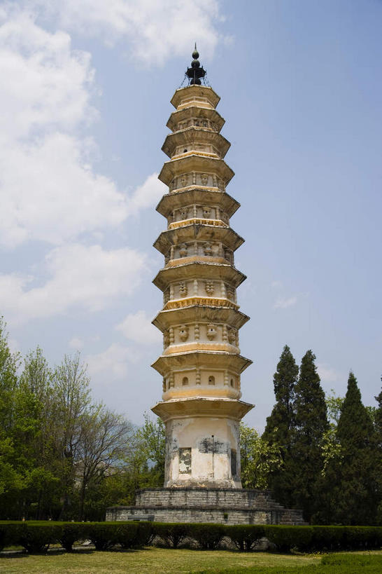 无人,竖图,室外,白天,仰视,旅游,度假,名胜古迹,植物,窗户,标志建筑,道路,地标,建筑,路,大理,中国,亚洲,阴影,遗迹,光线,影子,墙,小路,塔,褐色,交通,古迹,文物,娱乐,建设,古建筑,宝塔,云南,佛塔,玻璃窗,墙壁,墙面,树,树木,蓝色,绿色,蓝天,天空,阳光,自然,天,享受,休闲,旅游胜地,放松,生长,晴朗,成长,古文明,东亚,云南省,万里无云,中华人民共和国,西南地区,崇圣寺,崇圣寺三塔,滇,大理州,大理白族自治州,浮图,浮屠,晴空,晴空万里,彩图,低角度拍摄,塔婆,浮图塔,浮头,佛图,大理崇圣寺,大理三塔,三塔,云南崇圣寺三塔