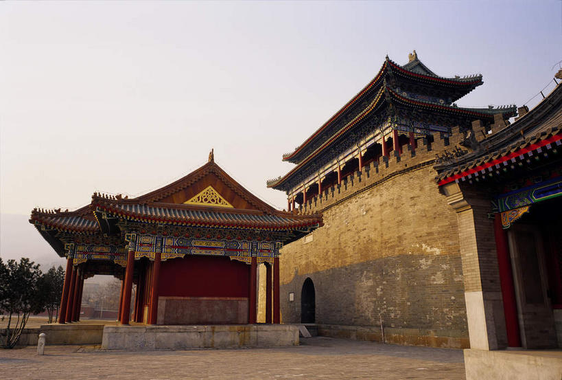 无人,公园,横图,室外,白天,仰视,度假,美景,树林,植物,城市风光,城市,道路,路,北京,中国,亚洲,许多,阴影,光线,瓦片,影子,柱子,墙,亭子,屋檐,景观,小路,交通,首都,很多,娱乐,城墙,檐,墙壁,墙面,石板路,树,树木,红色,蓝色,绿色,蓝天,天空,阳光,自然,凉亭,天,享受,休闲,景色,放松,城楼,生长,晴朗,成长,坚硬,防御,东亚,香山,海淀区,香山公园,万里无云,中华人民共和国,北京市,京,北平,华北地区,门楼,坚固,晴空,晴空万里,彩图,低角度拍摄,静宜园