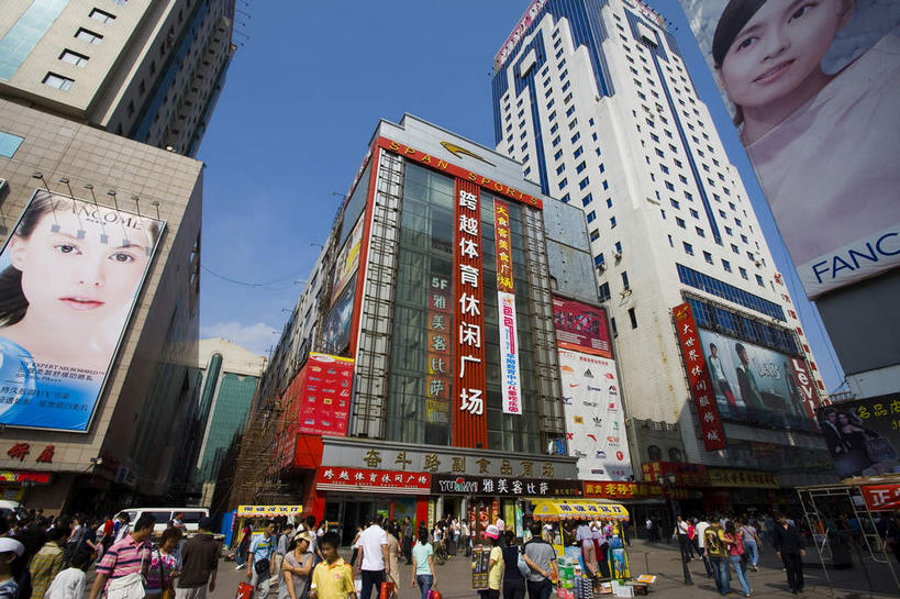 东方人,高楼大厦,商店,走,横图,室外,白天,仰视,购物,度假,消费,美景,窗户,城市风光,超市,城市,大厦,道路,建筑,路,摩天大楼,商场,公路,中国,亚洲,许多,行人,阴影,服装,光线,信息,标志,文字,影子,字符,墙,景观,云,云朵,交通,很多,许多人,云彩,注视,休闲装,黄种人,娱乐,标识,建设,海报,路人,玻璃窗,广告,墙壁,墙面,衣服,蓝色,白云,蓝天,天空,阳光,天,观察,看,一群人,享受,休闲,休闲服,汉字,景色,放松,金融,百货,服饰,晴朗,观看,哈尔滨,黑,察看,关注,中文,宣传,选购,贸易,百货公司,东亚,黑龙江,黑龙江省,中华人民共和国,省会,血拼,国文,华文,东北地区,哈尔滨市,过客,男人,男性,年轻男性,年轻女性,女人,女性,亚洲人,晴空,马路,步行,散步,走路,半身,彩图,低角度拍摄,大楼,高层建筑,高楼,购物商场,购物中心,摩天楼,商业中心,招贴,秦家岗,南岗区,哈尔滨奋斗路副食品商场