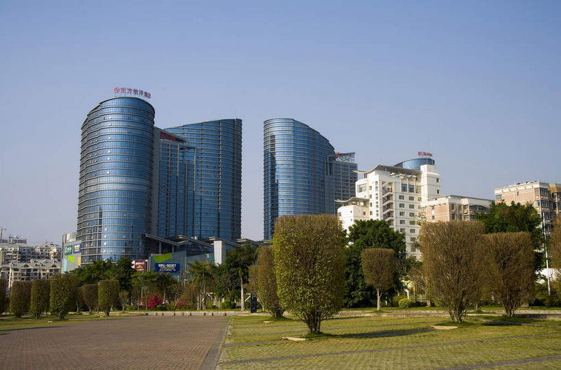 无人,高楼大厦,横图,室外,白天,仰视,度假,草地,草坪,美景,植物,窗户,落地窗,城市风光,城市,大厦,道路,建筑,路,摩天大楼,中国,亚洲,一排,许多,阴影,整齐,并列,并排,光线,影子,景观,小路,交通,很多,娱乐,建设,玻璃窗,草,树,树木,排列,蓝色,绿色,蓝天,天空,阳光,自然,天,享受,休闲,景色,放松,生长,晴朗,成长,广西,队列,平行,玻璃幕墙,东亚,南宁,万里无云,广西壮族自治区,首府,中华人民共和国,桂,华南地区,南宁市,晴空,晴空万里,彩图,低角度拍摄,大楼,高层建筑,高楼,摩天楼,青秀区,航洋国际城,南宁航洋国际城