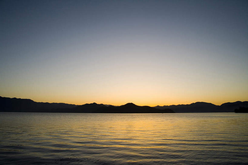 无人,横图,室外,白天,正面,旅游,度假,湖,湖泊,美景,日落,山,山脉,水,丽江,中国,亚洲,波纹,湖面,景观,山峰,水流,水面,晚霞,霞光,落日,山峦,背光,娱乐,云南,水纹,自然,黄昏,波浪,湖水,群山,享受,休闲,景色,彩霞,放松,四川省,自然风光,逆光,东亚,凉山彝族自治州,四川,盐源县,泸沽湖,凉山,云南省,中华人民共和国,西南地区,川,滇,丽江市,凉山州,夕照,薄暮,夕阳,彩图,傍晚,左所海,盐源,宁蒗彝族自治县,宁蒗县,鲁窟海子,亮海,斜阳