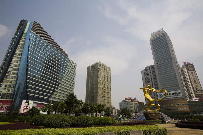 无人,家,高楼大厦,横图,室外,白天,仰视,度假,美景,植物,窗户,落地窗,城市风光,城市,大厦,建筑,摩天大楼,中国,亚洲,一排,许多,阴影,环保,整齐,并列,并排,光线,影子,房屋,屋子,景观,云,云朵,防护,很多,云彩,娱乐,楼房,玻璃窗,住宅,树,树木,排列,蓝色,绿色,白云,倒影,蓝天,天空,阳光,自然,天,享受,休闲,景色,放松,生长,晴朗,成长,倒映,队列,美好,美妙,间隔,平行,玻璃幕墙,东亚,湖南,湖南省,中华人民共和国,省会,美观,雅观,华中地区,长沙,长沙市,湘,反照,绿篱,生篱,树篱,植篱,晴空,彩图,低角度拍摄,房子,大楼,高层建筑,高楼,摩天楼,长沙芙蓉广场