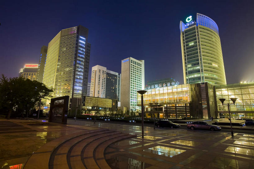 无人,高楼大厦,横图,室外,夜晚,仰视,旅游,度假,植物,窗户,楼梯,落地窗,标志建筑,大厦,道路,地标,建筑,路,路灯,摩天大楼,夜景,照明,北京,中国,亚洲,一排,许多,阴影,整齐,并列,并排,环绕,围绕,光线,影子,阶梯,小路,灯光,交通,首都,很多,环抱,娱乐,建设,玻璃窗,台阶,灯,树,树木,排列,绿色,自然,享受,休闲,旅游胜地,放松,生长,成长,照亮,照明设备,队列,平行,玻璃幕墙,东亚,中国人寿大厦,中华人民共和国,北京市,京,北平,华北地区,萦绕,彩图,低角度拍摄,大楼,高层建筑,高楼,摩天楼,朝阳门