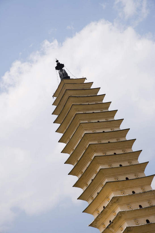 无人,寺庙,竖图,室外,白天,仰视,旅游,度假,名胜古迹,标志建筑,地标,建筑,大理,中国,亚洲,一排,阴影,节日,遗迹,整齐,并列,并排,光线,瓦片,影子,屋檐,云,云朵,塔,燃烧,云彩,古迹,文化,文物,娱乐,建设,古建筑,云南,檐,排列,蓝色,白云,蓝天,天空,阳光,香火,庙宇,天,祈祷,享受,休闲,健康,旅游胜地,放松,许愿,宗教,信仰,晴朗,纪念,祈求,队列,平行,古文明,东亚,云南省,中华人民共和国,西南地区,崇圣寺,崇圣寺三塔,滇,大理州,大理白族自治州,平安,晴空,彩图,低角度拍摄,庙,寺,大理崇圣寺,大理三塔,三塔,云南崇圣寺三塔