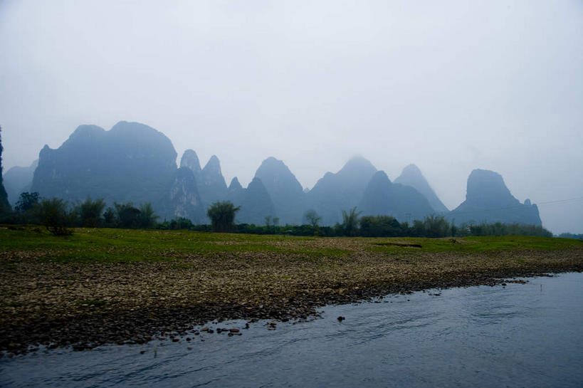 无人,横图,室外,白天,正面,旅游,度假,草地,草坪,河流,石头,美景,日落,山,山脉,水,峡谷,植物,雾,桂林,中国,亚洲,朦胧,模糊,石子,河水,景观,山峰,水流,晚霞,霞光,落日,山谷,山峦,娱乐,草,树,树木,绿色,自然,黄昏,群山,享受,休闲,景色,彩霞,放松,生长,成长,广西,迷雾,岩层,自然风光,东亚,漓江,阳朔,广西壮族自治区,中华人民共和国,桂林市,桂,华南地区,夕照,薄暮,阳朔县,兴坪,兴坪镇,石块,岩石,大雾,夕阳,彩图,傍晚,斜阳,阳朔相公山