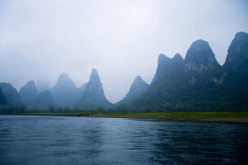 无人,横图,室外,白天,正面,旅游,度假,草地,草坪,河流,石头,美景,日落,山,山脉,水,峡谷,植物,雾,桂林,中国,亚洲,朦胧,模糊,石子,河水,景观,山峰,水流,晚霞,霞光,落日,山谷,山峦,娱乐,草,树,树木,绿色,自然,黄昏,群山,享受,休闲,景色,彩霞,放松,生长,成长,广西,迷雾,岩层,自然风光,东亚,漓江,阳朔,广西壮族自治区,中华人民共和国,桂林市,桂,华南地区,夕照,薄暮,阳朔县,兴坪,兴坪镇,石块,岩石,大雾,夕阳,彩图,傍晚,斜阳,阳朔相公山