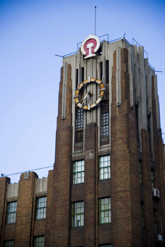 无人,火车站,竖图,室外,白天,仰视,旅游,度假,窗户,标志建筑,地标,建筑,指示牌,车站,中国,亚洲,一排,许多,阴影,整齐,并列,并排,时间,光线,标志,时钟,文字,影子,钟楼,站台,很多,计时,娱乐,标识,建设,月台,玻璃窗,排列,蓝色,蓝天,天空,阳光,钟表,天,享受,休闲,表,旅游胜地,放松,晴朗,黑,队列,平行,东亚,黑龙江,黑龙江省,万里无云,中华人民共和国,塔钟,东北地区,齐齐哈尔,齐齐哈尔市,钟,晴空,晴空万里,彩图,低角度拍摄,铁路车站,铁路站,齐齐哈尔火车站,齐齐哈尔站,铁东区,铁锋区