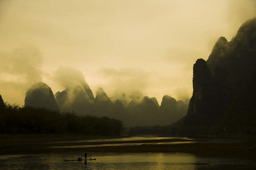 无人,横图,室外,白天,正面,旅游,度假,湖,湖泊,石头,美景,日落,山,山脉,水,雾,桂林,中国,亚洲,朦胧,模糊,石子,湖面,景观,山峰,水流,水面,晚霞,霞光,悬崖,落日,山峦,背光,娱乐,自然,黄昏,湖水,群山,享受,休闲,景色,彩霞,放松,广西,迷雾,自然风光,逆光,东亚,漓江,阳朔,广西壮族自治区,中华人民共和国,桂林市,桂,华南地区,绝壁,夕照,薄暮,阳朔县,兴坪,兴坪镇,石块,岩石,大雾,夕阳,彩图,傍晚,斜阳,阳朔相公山