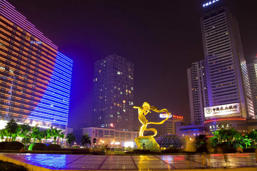 无人,高楼大厦,横图,室外,夜晚,仰视,旅游,度假,植物,窗户,落地窗,标志建筑,大厦,地标,建筑,摩天大楼,夜景,雕塑,中国,亚洲,一排,许多,阴影,艺术,整齐,装饰,并列,并排,光线,雕刻,雕像,影子,池塘,水池,灯光,很多,娱乐,建设,玻璃窗,树,树木,排列,一个,绿色,倒影,自然,工艺品,享受,休闲,金色,旅游胜地,放松,生长,单个,成长,纪念,美术,倒映,队列,主题,平行,陈列,玻璃幕墙,东亚,湖南,湖南省,中华人民共和国,省会,功能,美学,华中地区,长沙,长沙市,湘,反照,彩图,低角度拍摄,大楼,高层建筑,高楼,摩天楼,长沙芙蓉广场