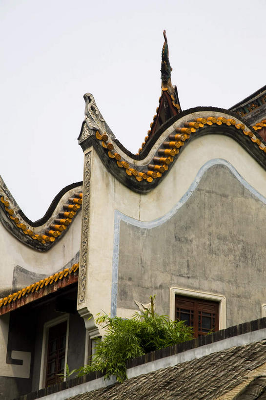 无人,学校,教学楼,栏杆,竖图,室外,白天,仰视,旅游,度假,植物,标志建筑,地标,建筑,中国,亚洲,阴影,光线,瓦片,影子,墙,屋檐,围栏,娱乐,建设,校园,护栏,檐,墙壁,墙面,树,树木,绿色,白色,天空,阳光,自然,天,享受,休闲,教室,旅游胜地,放松,生长,成长,东亚,湖南,湖南省,中华人民共和国,省会,华中地区,长沙,长沙市,湘,彩图,低角度拍摄,教学大楼,岳麓山,岳麓山风景名胜区,岳麓书院,飞檐