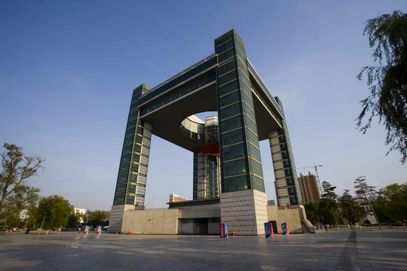 东方人,走,横图,室外,白天,仰视,旅游,度假,树林,植物,标志建筑,道路,地标,建筑,路,雕塑,中国,亚洲,行人,游客,游人,阴影,服装,艺术,装饰,光线,雕刻,雕像,影子,柱子,小路,交通,四根,许多人,注视,休闲装,黄种人,娱乐,建设,路人,旅客,树,树木,衣服,蓝色,绿色,蓝天,天空,阳光,自然,工艺品,天,观察,看,一群人,享受,休闲,休闲服,旅游胜地,放松,服饰,生长,晴朗,成长,观看,纪念,美术,察看,关注,主题,陈列,东亚,吉林,吉林省,万里无云,中华人民共和国,功能,美学,东北地区,吉,过客,男人,男性,年轻男性,年轻女性,女人,女性,亚洲人,晴空,晴空万里,步行,散步,走路,半身,彩图,低角度拍摄,吉林市,昌邑区,吉林世纪广场