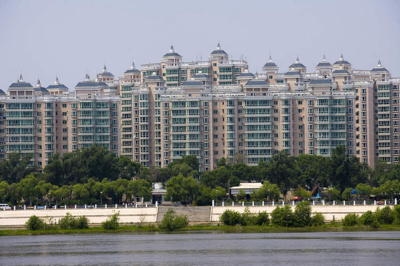 无人,家,栏杆,横图,室外,白天,正面,旅游,度假,河流,美景,树林,水,植物,窗户,楼梯,城市风光,城市,道路,建筑,路,公路,中国,亚洲,一排,许多,阴影,整齐,光线,扶手,影子,房屋,阶梯,墙,屋子,河水,景观,水流,公寓,交通,很多,娱乐,建设,洋房,护栏,楼房,玻璃窗,墙壁,墙面,台阶,住宅,树,树木,排列,蓝色,绿色,蓝天,天空,阳光,自然,天,享受,休闲,景色,放松,生长,晴朗,成长,黑,队列,东亚,黑龙江,黑龙江省,万里无云,中华人民共和国,东北地区,牡丹江,牡丹江市,晴空,晴空万里,马路,彩图,房子