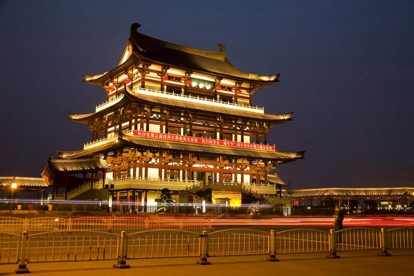 无人,家,栏杆,横图,室外,夜晚,长时间曝光,仰视,旅游,度假,名胜古迹,标志建筑,道路,地标,建筑,路,公路,照明,中国,亚洲,阴影,遗迹,光线,瓦片,影子,柱子,房屋,墙,屋顶,屋檐,屋子,围栏,灯光,交通,顶棚,古迹,文物,娱乐,建设,古建筑,护栏,楼房,檐,墙壁,墙面,住宅,灯,红色,灯具,享受,休闲,旅游胜地,放松,警示,车灯,尾灯,照亮,提醒,照明设备,提示,曝光,古文明,东亚,湖南,湖南省,中华人民共和国,省会,华中地区,长沙,长沙市,湘,马路,彩图,低角度拍摄,房子,飞檐,杜甫江阁