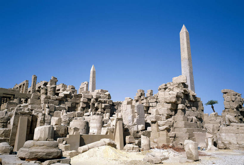 无人,横图,室外,白天,正面,旅游,度假,石头,名胜古迹,地标,非洲,埃及,阴影,破旧,遗迹,陈旧,光线,石子,影子,柱子,神庙,古迹,历史,文物,娱乐,古建筑,废墟,蓝色,蓝天,天空,阳光,天,享受,休闲,旅游胜地,放松,晴朗,神殿,残破,古文明,万里无云,卢克索神庙,路克索神殿,鲁克索神殿,古代七大奇迹,阿拉伯埃及共和国,金字塔之国,棉花之国,阿非利加洲,石块,岩石,晴空,晴空万里,彩图,标志性建筑