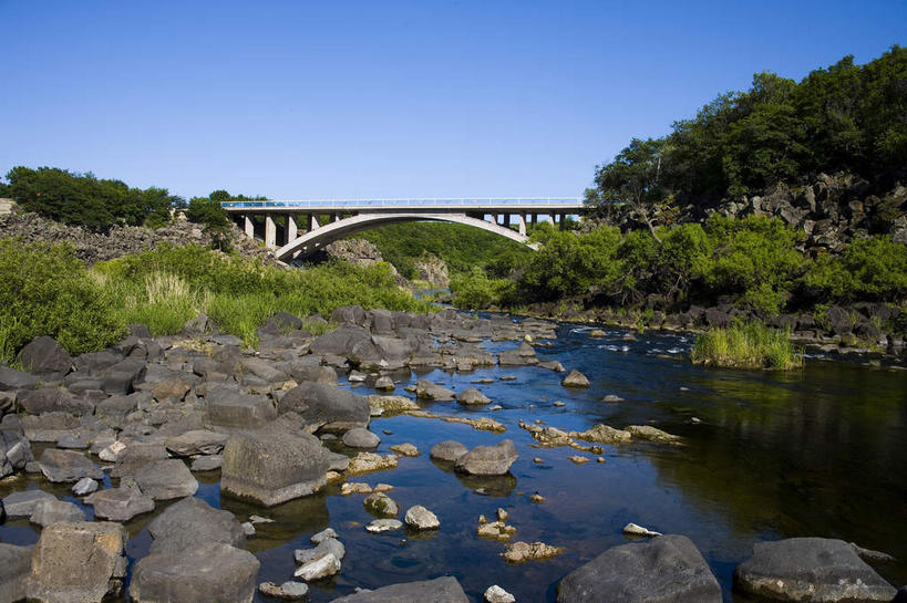 无人,横图,室外,白天,正面,旅游,度假,河流,礁石,石头,美景,水,植物,桥梁,中国,亚洲,阴影,光线,石子,影子,河水,景观,水流,桥,娱乐,石桥,拱桥,树,树木,蓝色,绿色,倒影,蓝天,天空,阳光,自然,天,享受,休闲,景色,放松,拱形,生长,晴朗,成长,人行桥,石拱桥,黑,倒映,自然风光,东亚,黑龙江,黑龙江省,万里无云,中华人民共和国,东北地区,牡丹江,牡丹江市,反照,礁,石块,岩石,晴空,晴空万里,彩图,镜泊湖,镜泊湖国家级风景名胜区,镜泊湖景区,镜泊湖世界地质公园,宁安,宁安市