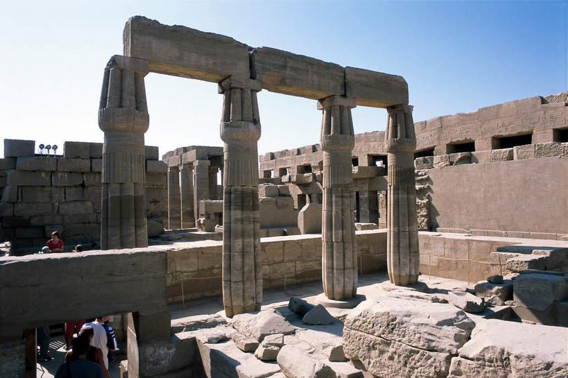 无人,横图,室外,白天,正面,旅游,度假,石头,名胜古迹,地标,非洲,埃及,阴影,破旧,遗迹,陈旧,光线,石子,影子,柱子,神庙,古迹,历史,文物,娱乐,古建筑,废墟,蓝色,蓝天,天空,阳光,天,享受,休闲,旅游胜地,放松,晴朗,神殿,残破,古文明,万里无云,卢克索神庙,路克索神殿,鲁克索神殿,古代七大奇迹,阿拉伯埃及共和国,金字塔之国,棉花之国,阿非利加洲,石块,岩石,晴空,晴空万里,彩图,标志性建筑