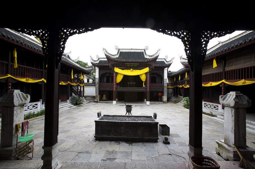 无人,家,寺庙,横图,室外,白天,正面,旅游,度假,名胜古迹,楼梯,标志建筑,道路,地标,建筑,路,中国,亚洲,阴影,节日,遗迹,光线,瓦片,香炉,影子,柱子,房屋,阶梯,屋檐,屋子,小路,走道,走廊,过道,交通,燃烧,古迹,文化,文物,娱乐,建设,古建筑,楼房,檐,台阶,住宅,天空,阳光,香火,庙宇,天,祈祷,享受,休闲,健康,旅游胜地,放松,许愿,宗教,信仰,纪念,祈求,祭奠,祭祀,祭坛,古文明,东亚,贵州,贵州省,贵阳,中华人民共和国,省会,黔,西南地区,贵阳市,敬拜,平安,彩图,房子,庙,寺,花溪区,青岩古镇,青岩镇