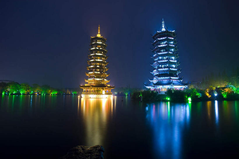 无人,寺庙,横图,室外,夜晚,正面,旅游,度假,湖,湖泊,名胜古迹,水,植物,标志建筑,地标,建筑,夜景,桂林,中国,亚洲,阴影,节日,遗迹,光线,瓦片,影子,屋檐,湖面,水流,水面,塔,灯光,燃烧,古迹,文化,文物,娱乐,建设,古建筑,檐,树,树木,绿色,倒影,自然,香火,庙宇,湖水,祈祷,享受,休闲,健康,旅游胜地,放松,许愿,宗教,信仰,生长,成长,纪念,广西,祈求,倒映,古文明,东亚,漓江,阳朔,杉湖,广西壮族自治区,中华人民共和国,桂林市,桂,华南地区,反照,阳朔县,秀峰区,榕湖,桃花江,平安,彩图,庙,寺,桂湖,桂林山水,桂林日月塔,日月双塔,榕杉湖,榕杉湖景区,壕塘,两江四湖,木龙湖,漂帛塘,西清宝贤壕