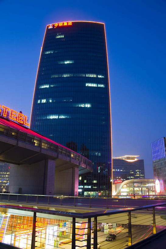 无人,高楼大厦,栏杆,竖图,彩色,室外,夜晚,仰视,旅游,度假,窗户,落地窗,标志建筑,大厦,道路,地标,建筑,路,摩天大楼,霓虹灯,夜景,北京,中国,亚洲,一排,许多,阴影,整齐,并列,并排,光线,影子,围栏,小路,灯光,七彩,交通,首都,很多,娱乐,光源,建设,护栏,霓虹,玻璃窗,灯,排列,享受,休闲,旅游胜地,放松,照明设备,队列,平行,玻璃幕墙,东亚,海淀区,中关村,中华人民共和国,北京市,京,北平,华北地区,氖灯,彩图,低角度拍摄,大楼,高层建筑,高楼,摩天楼,国家自主创新示范区,中关村科技园,中钢国际广场,中关村E世界,中关村西区