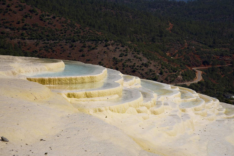 无人,横图,俯视,室外,白天,旅游,度假,石头,美景,山,山脉,植物,香格里拉,中国,亚洲,阴影,光线,石子,影子,池塘,景观,山峰,水池,山峦,娱乐,迪庆,云南,树,树木,绿色,阳光,自然,群山,享受,休闲,景色,放松,生长,成长,自然风光,东亚,中甸,迪庆藏族自治州,云南省,中华人民共和国,西南地区,滇,迪庆州,香格里拉县,石块,岩石,彩图,高角度拍摄,白地村,白水台,三坝乡