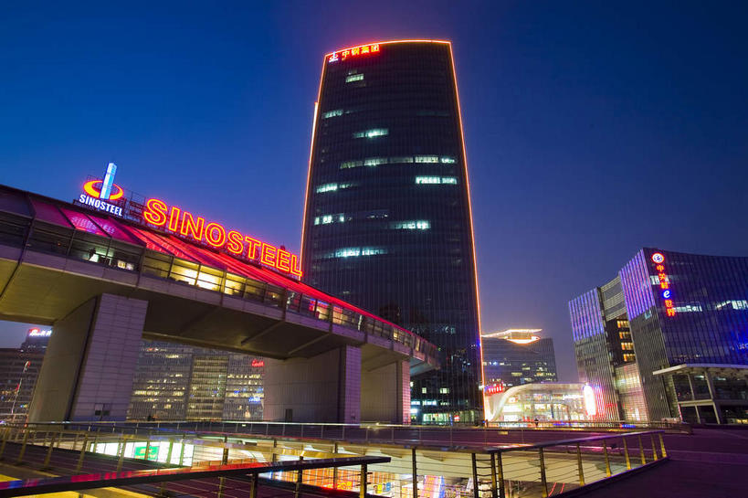 无人,高楼大厦,栏杆,横图,彩色,室外,夜晚,仰视,旅游,度假,窗户,落地窗,标志建筑,大厦,道路,地标,建筑,路,摩天大楼,霓虹灯,夜景,北京,中国,亚洲,一排,许多,阴影,整齐,并列,并排,光线,影子,围栏,小路,灯光,七彩,交通,首都,很多,娱乐,光源,建设,护栏,霓虹,玻璃窗,灯,排列,享受,休闲,旅游胜地,放松,照明设备,队列,平行,玻璃幕墙,东亚,海淀区,中关村,中华人民共和国,北京市,京,北平,华北地区,氖灯,彩图,低角度拍摄,大楼,高层建筑,高楼,摩天楼,国家自主创新示范区,中关村科技园,中钢国际广场,中关村E世界,中关村西区