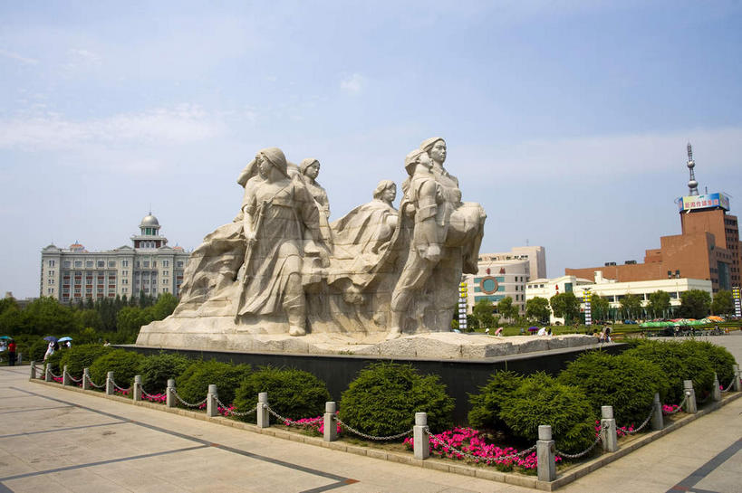 东方人,公园,走,横图,室外,白天,正面,旅游,度假,植物,标志建筑,道路,地标,建筑,路,雕塑,中国,亚洲,行人,游客,游人,阴影,服装,艺术,装饰,光线,雕刻,雕像,影子,云,云朵,小路,交通,许多人,云彩,黄种人,娱乐,建设,路人,旅客,树,树木,一个,衣服,蓝色,绿色,白云,蓝天,天空,阳光,自然,工艺品,天,一群人,享受,休闲,旅游胜地,放松,服饰,生长,晴朗,单个,成长,纪念,黑,美术,衣着,穿着,主题,陈列,东亚,黑龙江,黑龙江省,中华人民共和国,功能,美学,东北地区,牡丹江,牡丹江市,衣饰,过客,男人,男性,年轻男性,年轻女性,女人,女性,亚洲人,晴空,步行,散步,走路,彩图,全身,八女投江纪念群雕,江滨公园,牡丹江市江滨公园