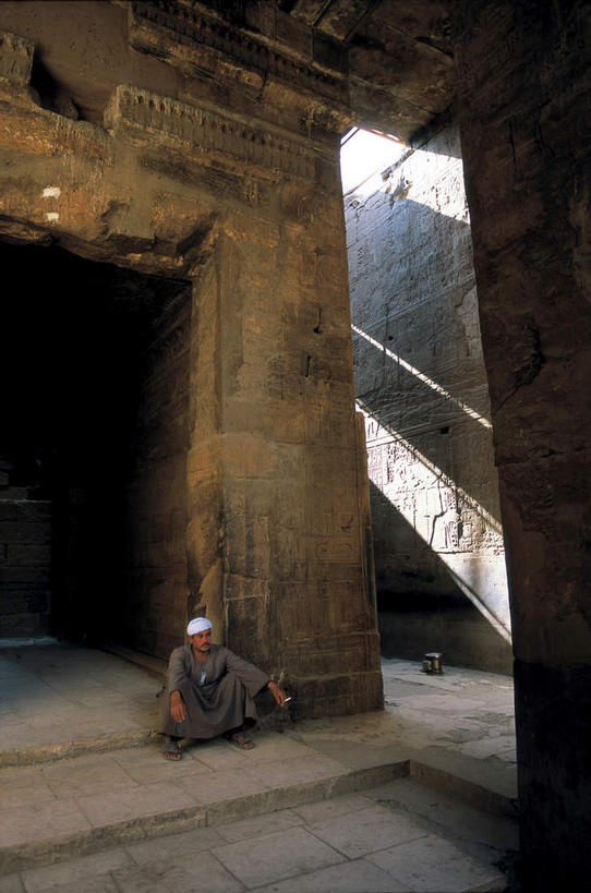 无人,竖图,室内,白天,仰视,旅游,度假,石头,名胜古迹,门,地标,非洲,埃及,破旧,遗迹,陈旧,纹路,石子,纹理,墙,走道,走廊,过道,神庙,古迹,历史,文物,娱乐,古建筑,废墟,墙壁,墙面,门框,享受,休闲,旅游胜地,放松,神殿,残破,古文明,肌理,卢克索神庙,路克索神殿,鲁克索神殿,古代七大奇迹,阿拉伯埃及共和国,金字塔之国,棉花之国,阿非利加洲,石块,岩石,彩图,低角度拍摄,标志性建筑