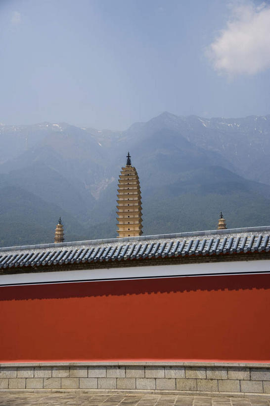 无人,寺庙,竖图,室外,白天,仰视,旅游,度假,名胜古迹,标志建筑,地标,建筑,大理,中国,亚洲,一排,阴影,节日,遗迹,整齐,并列,并排,光线,瓦片,影子,墙,屋檐,塔,燃烧,古迹,文化,文物,娱乐,建设,古建筑,云南,檐,墙壁,墙面,排列,红色,阳光,香火,庙宇,祈祷,享受,休闲,健康,旅游胜地,放松,许愿,宗教,信仰,纪念,祈求,队列,平行,古文明,东亚,云南省,中华人民共和国,西南地区,崇圣寺,崇圣寺三塔,滇,大理州,大理白族自治州,平安,彩图,低角度拍摄,庙,寺,大理崇圣寺,大理三塔,三塔,云南崇圣寺三塔