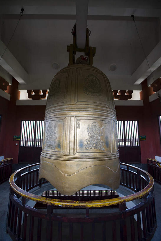 无人,寺庙,栏杆,竖图,室内,白天,正面,旅游,度假,名胜古迹,窗户,天花板,标志建筑,地标,建筑,大理,中国,亚洲,节日,遗迹,环绕,围绕,围栏,燃烧,环抱,古迹,文化,文物,娱乐,建设,古建筑,护栏,云南,玻璃窗,祈愿,一个,香火,庙宇,祈祷,享受,休闲,健康,旅游胜地,放松,许愿,宗教,信仰,单个,纪念,祈求,信号,报时,古文明,东亚,云南省,中华人民共和国,西南地区,召集,崇圣寺,崇圣寺三塔,滇,大理州,大理白族自治州,萦绕,鸣钟,平安,钟,彩图,庙,寺,大理崇圣寺,大理三塔,三塔,云南崇圣寺三塔