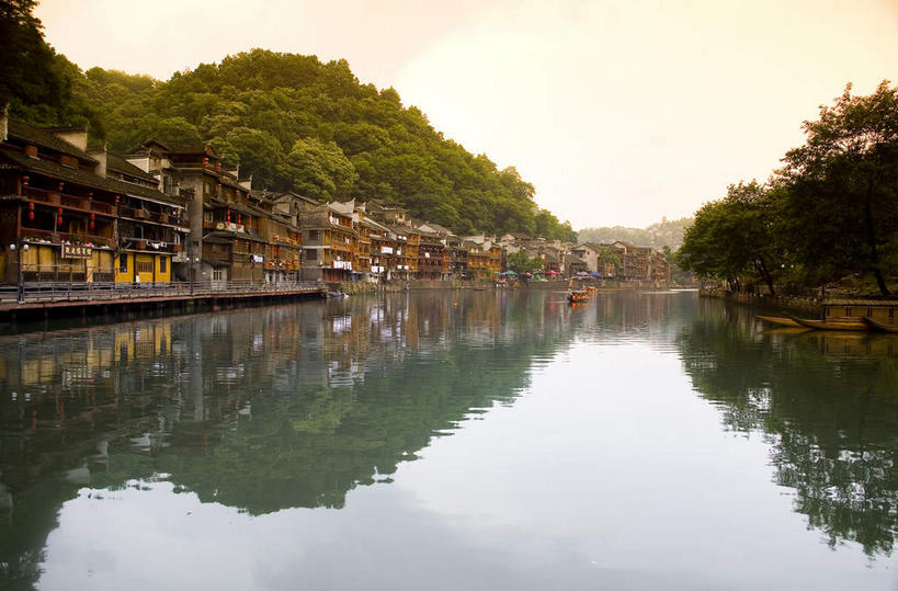 无人,家,栏杆,横图,室外,白天,正面,旅游,度假,湖,湖泊,名胜古迹,日落,水,植物,标志建筑,地标,建筑,中国,亚洲,遗迹,凤凰,瓦片,房屋,屋顶,屋檐,屋子,湖面,水流,水面,晚霞,霞光,落日,围栏,顶棚,古迹,文物,娱乐,建设,古建筑,护栏,楼房,檐,住宅,树,树木,绿色,倒影,自然,黄昏,湖水,享受,休闲,旅游胜地,彩霞,放松,生长,成长,倒映,古文明,东亚,湖南,湘西,湖南省,凤凰古城,中华人民共和国,华中地区,湘,湘西州,湘西土家族苗族自治州,夕照,反照,薄暮,凤凰县,夕阳,彩图,傍晚,房子,斜阳,凤凰古城千潭苗寨,山江镇