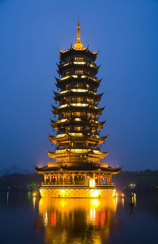 无人,竖图,彩色,室外,夜晚,仰视,旅游,度假,河流,水,标志建筑,地标,建筑,霓虹灯,桂林,阴影,光线,瓦片,影子,屋檐,河水,水流,塔,灯光,七彩,娱乐,光源,建设,霓虹,檐,灯,蓝色,倒影,蓝天,天空,天,享受,休闲,旅游胜地,放松,象山,广西,倒映,照明设备,杉湖,广西壮族自治区,桂林市,氖灯,反照,象山区,秀峰区,彩图,低角度拍摄,桂林山水,飞檐,桂林日月塔,榕杉湖,榕杉湖景区,金塔银塔,情侣塔