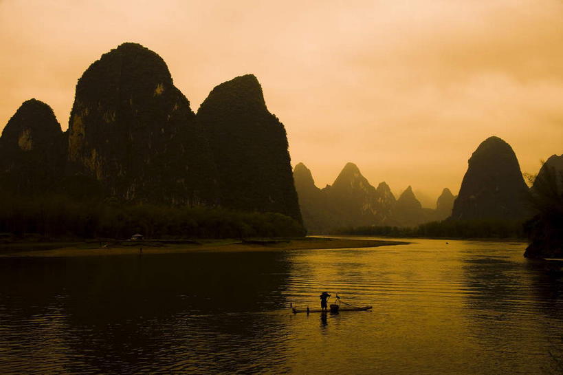 东方人,一个人,渔夫,站,横图,室外,白天,正面,旅游,度假,河流,美景,日落,山,山脉,水,植物,鸟,帽子,桂林,中国,亚洲,仅一个男性,仅一个人,一排,一艘,握,竹制,整齐,编织,鸬鹚,鸟类,船桨,竹排,河水,景观,山峰,水流,晚霞,霞光,落日,运输工具,山峦,背光,拿,拿着,黄种人,娱乐,捕鱼,竹筏,斗笠,树,树木,排列,仅一个年轻男性,衣服,黄色,绿色,倒影,自然,黄昏,交通工具,群山,站着,两只,享受,休闲,遮阳,景色,彩霞,放松,握着,生长,成长,广西,竹条,倒映,竹制品,队列,自然风光,载具,逆光,鱼鹰,水老鸦,东亚,蓑衣,漓江,阳朔,广西壮族自治区,中华人民共和国,桂林市,桂,华南地区,夕照,反照,薄暮,水上交通工具,笠帽,阳朔县,兴坪,兴坪镇,男人,男性,年轻男性,亚洲人,捕鱼人,打鱼人,夕阳,站立,彩图,全身,傍晚,编结帽,箬笠,蔽雨,斜阳