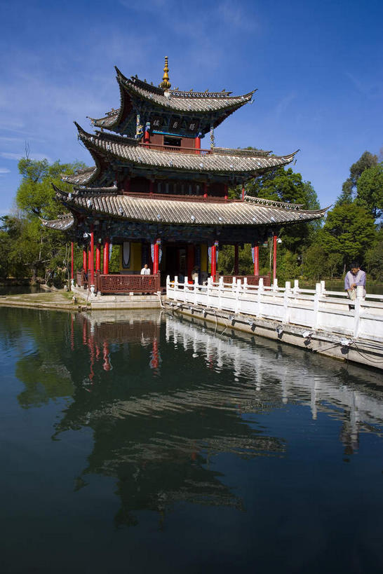 东方人,两个人,公园,栏杆,站,竖图,室外,白天,仰视,度假,河流,美景,水,植物,城市风光,城市,桥梁,丽江,中国,亚洲,许多,行人,游客,游人,阴影,服装,光线,瓦片,影子,柱子,亭子,屋檐,河水,景观,水流,云,云朵,围栏,桥,很多,云彩,注视,休闲装,黄种人,娱乐,石桥,护栏,云南,檐,路人,旅客,树,树木,衣服,红色,蓝色,绿色,白色,白云,倒影,蓝天,天空,阳光,自然,凉亭,天,观察,看,站着,享受,休闲,休闲服,景色,放松,服饰,生长,晴朗,成长,观看,人行桥,察看,倒映,关注,东亚,云南省,黑龙潭公园,丽江古城,中华人民共和国,西南地区,滇,丽江市,反照,过客,玉泉公园,男人,男性,年轻男性,年轻女性,女人,女性,亚洲人,晴空,站立,彩图,低角度拍摄,全身,大研古城,丽江古镇,丽江黑龙潭,飞檐