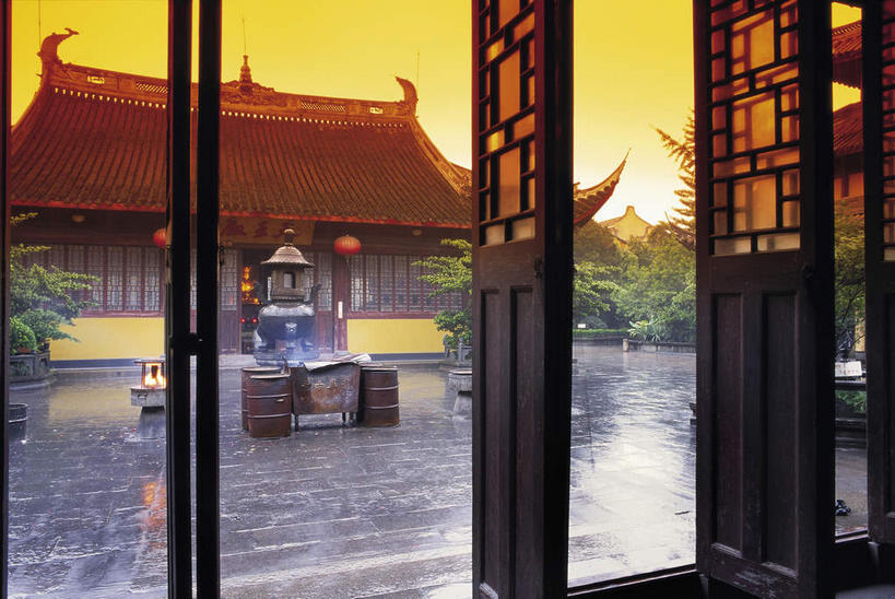 无人,寺庙,横图,室内,白天,正面,旅游,度假,名胜古迹,日落,植物,窗户,门,标志建筑,地标,建筑,照明,雕塑,上海,中国,亚洲,吊挂,悬挂,节日,遗迹,艺术,装饰,木制,瓷砖,灯笼,地砖,雕刻,雕像,瓦片,香炉,纸灯笼,墙,屋檐,晚霞,霞光,落日,地面,燃烧,挂,古迹,文化,文物,娱乐,建设,古建筑,檐,玻璃窗,墙壁,墙面,树,树木,绿色,自然,黄昏,木制品,香火,工艺品,灯具,门框,庙宇,祈祷,享受,休闲,健康,橙色,旅游胜地,彩霞,放松,许愿,宗教,信仰,生长,成长,纪念,祈求,照亮,美术,申,照明设备,主题,陈列,古文明,东亚,龙华寺,徐汇区,上海市,中华人民共和国,沪,华东地区,功能,美学,夕照,薄暮,平安,夕阳,彩图,傍晚,庙,寺,斜阳,飞檐