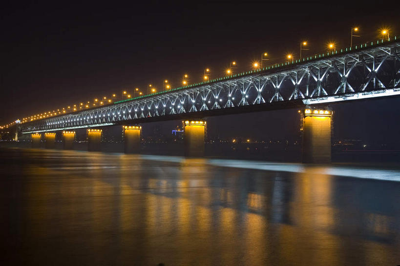 无人,横图,室外,夜晚,正面,旅游,度假,河流,水,标志建筑,大桥,地标,建筑,路灯,桥梁,照明,武汉,中国,亚洲,一排,许多,阴影,整齐,光线,影子,柱子,河水,水流,桥,灯光,很多,娱乐,建设,灯,排列,倒影,享受,休闲,旅游胜地,放松,照亮,倒映,照明设备,队列,东亚,湖北,湖北省,武昌区,武汉市,武昌,跨线桥,武汉长江大桥,汉阳,中华人民共和国,省会,华中地区,鄂,反照,彩图,龟山,汉阳区,黄鹄山,蛇山