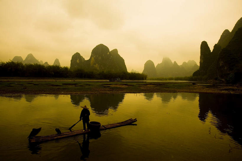 东方人,一个人,渔夫,站,横图,室外,白天,正面,旅游,度假,河流,美景,日落,山,山脉,水,植物,鸟,帽子,桂林,中国,亚洲,仅一个男性,仅一个人,一排,一艘,握,竹制,整齐,编织,鸬鹚,鸟类,船桨,竹排,河水,景观,山峰,水流,晚霞,霞光,落日,运输工具,山峦,背光,拿,拿着,黄种人,娱乐,捕鱼,竹筏,斗笠,树,树木,排列,仅一个年轻男性,衣服,黄色,绿色,倒影,自然,黄昏,交通工具,群山,站着,两只,享受,休闲,遮阳,景色,彩霞,放松,握着,生长,成长,广西,竹条,倒映,竹制品,队列,自然风光,载具,逆光,鱼鹰,水老鸦,东亚,蓑衣,漓江,阳朔,广西壮族自治区,中华人民共和国,桂林市,桂,华南地区,夕照,反照,薄暮,水上交通工具,笠帽,阳朔县,兴坪,兴坪镇,男人,男性,年轻男性,亚洲人,捕鱼人,打鱼人,夕阳,站立,彩图,全身,傍晚,编结帽,箬笠,蔽雨,斜阳