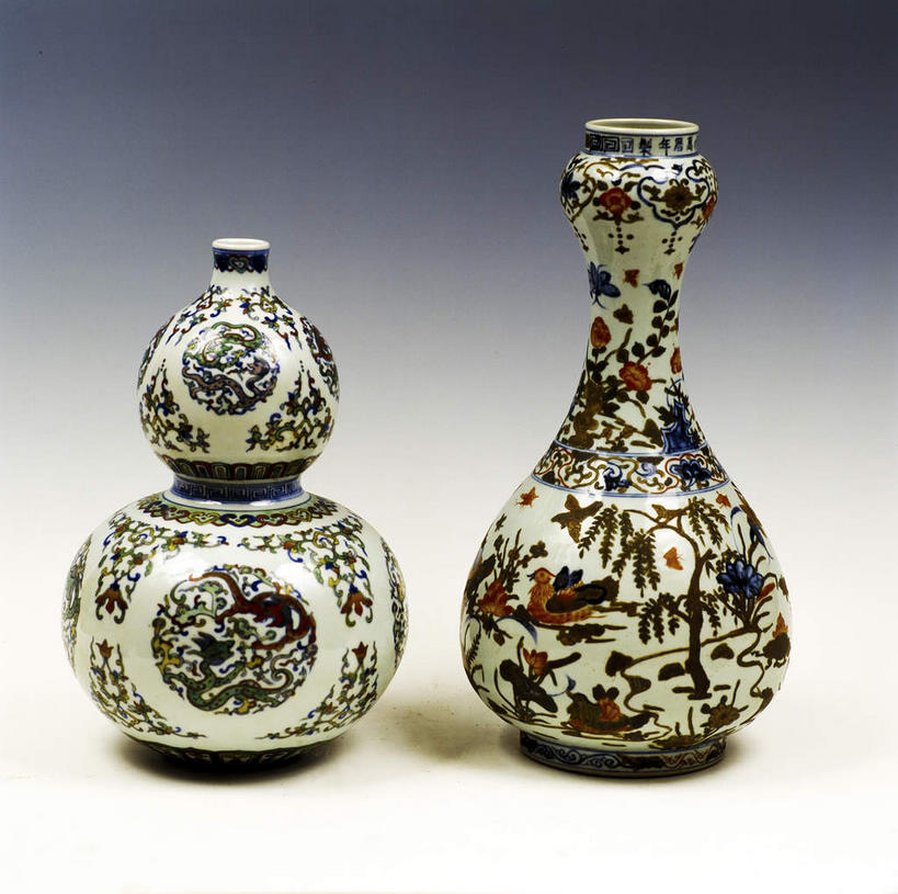 无人,横图,室外,特写,白天,正面,桌子,静物,花瓶,工艺美术品,阴影,艺术,反射,纹路,纹理,影子,陶瓷,陶瓷制品,艺术品,两个,瓶子,工艺品,摄影,影棚,庞大,工艺,复杂,美术,摄影棚,肌理,繁杂,彩图,影棚拍摄,拍摄,葫芦瓶