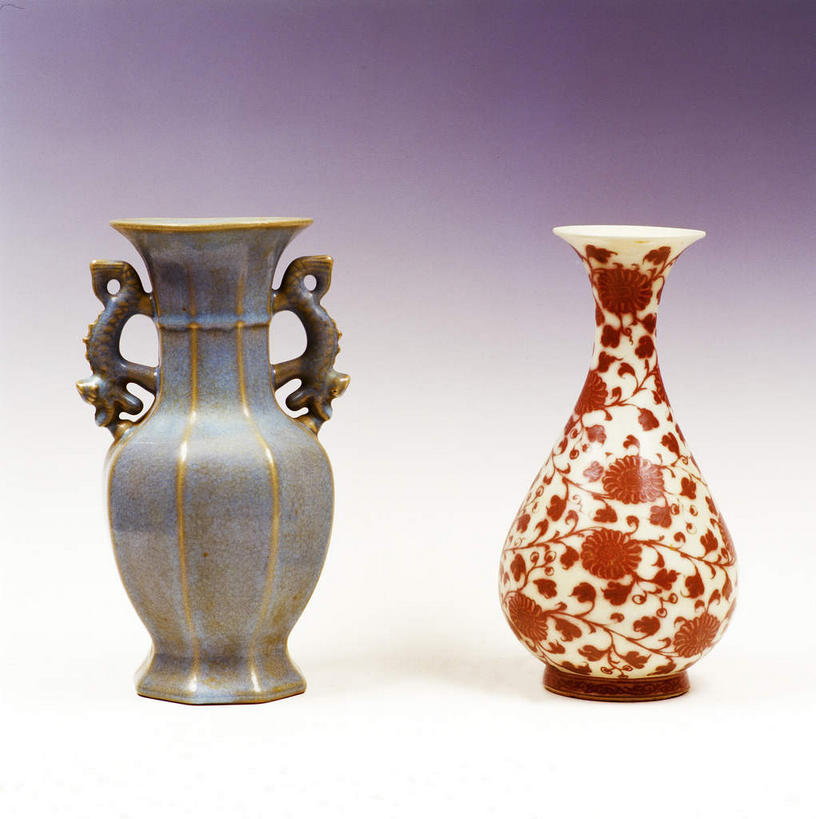 无人,竖图,室外,特写,白天,正面,静物,工艺美术品,许多,艺术,装饰,盛开,纹路,纹理,陶瓷,陶瓷制品,艺术品,很多,花蕾,花,花瓣,花朵,鲜花,两个,红色,灰色,瓶子,工艺品,花苞,花蕊,摄影,影棚,庞大,工艺,华丽,修饰,复杂,美术,点缀,摄影棚,肌理,衬托,美观,雅致,雅观,繁杂,彩图,影棚拍摄,拍摄,双耳瓶