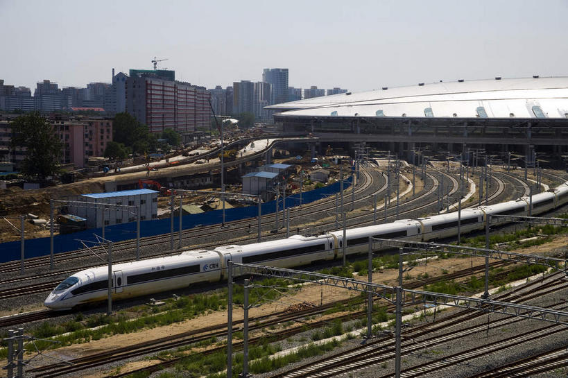 无人,火车站,横图,室外,白天,正面,旅游,度假,植物,标志建筑,地标,建筑,路,铁路,车站,北京,中国,亚洲,一辆,一排,阴影,曲折,弯曲,整齐,并列,并排,光线,影子,柱子,屋顶,云,云朵,轨道,站台,交通,铁轨,首都,云彩,顶棚,娱乐,建设,月台,车,树,树木,排列,蓝色,绿色,白云,蓝天,天空,阳光,自然,交通工具,天,享受,休闲,旅游胜地,放松,运输,蜿蜒,生长,晴朗,成长,队列,载具,平行,动车,东亚,中华人民共和国,北京市,京,北平,华北地区,晴空,彩图,铁路车站,铁路站,北京南站