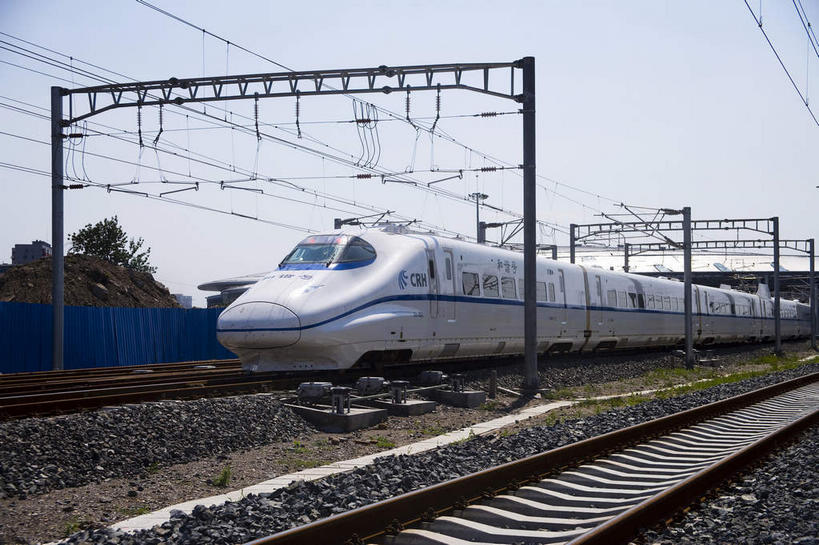 无人,横图,室外,白天,正面,旅游,度假,草地,草坪,植物,标志建筑,地标,建筑,路,铁路,北京,中国,亚洲,一辆,阴影,电力,光线,电线,线,影子,云,云朵,电能,轨道,交通,铁轨,首都,线路,云彩,娱乐,建设,架子,车,草,树,树木,蓝色,绿色,白色,白云,蓝天,天空,阳光,自然,交通工具,天,享受,休闲,旅游胜地,放松,运输,生长,晴朗,成长,电,支撑,电源,电源线,固定,载具,能量,动车,东亚,中华人民共和国,北京市,京,北平,华北地区,晴空,彩图,北京南站