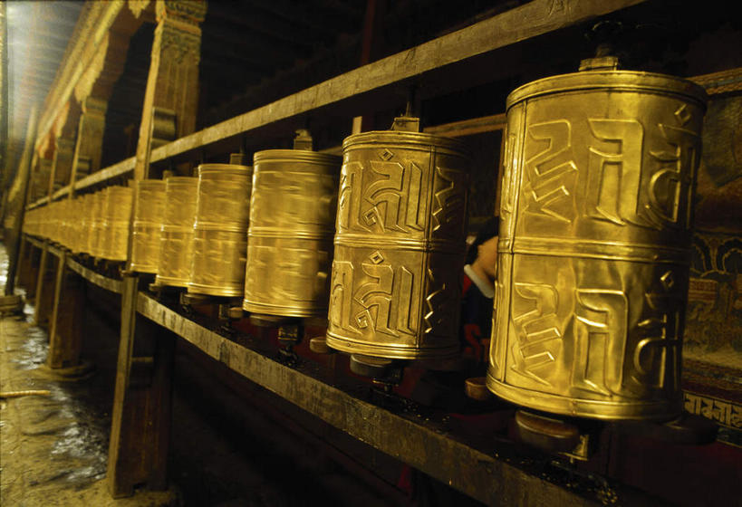 无人,寺庙,横图,室内,特写,白天,正面,静物,中国,亚洲,一排,许多,节日,朦胧,模糊,整齐,并列,并排,很多,燃烧,文化,西藏,排列,香火,庙宇,祈祷,健康,许愿,宗教,佛教,信仰,纪念,祈求,队列,平行,藏,东亚,转经筒,西藏自治区,转经轮,法轮,中华人民共和国,西南地区,玛尼轮,释教,平安,彩图,庙,寺,经轮,玛尼解脱轮,祈祷轮