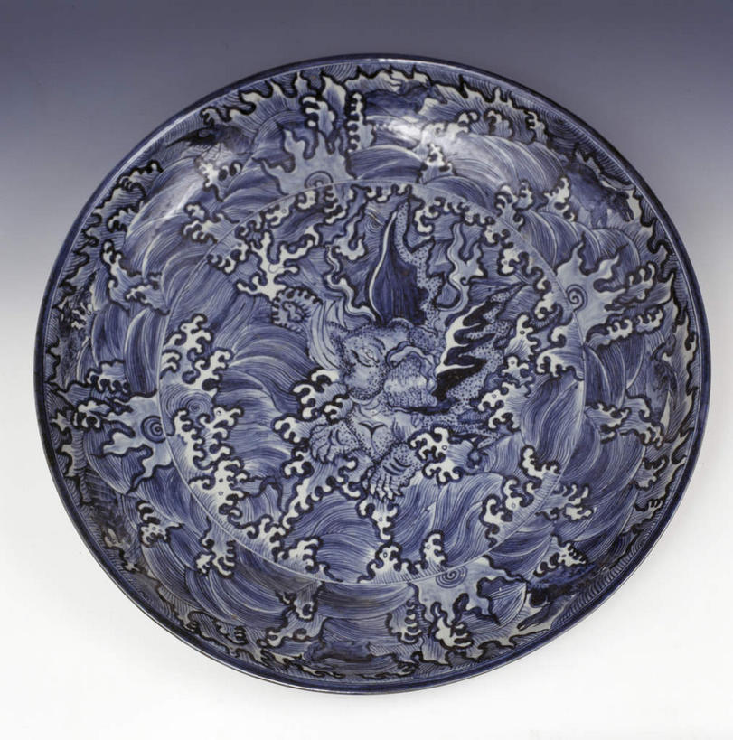 无人,竖图,俯视,室内,特写,白天,桌面,桌子,静物,餐具,灰色背景,艺术,纹路,瓷器,碟子,盘,纹理,手工艺品,文化,传统,一个,盘子,工艺品,碟,摄影,影棚,单个,青花瓷,高雅,摄影棚,肌理,自信心,品位,磁器,白地青花瓷,青花,彩图,高角度拍摄,影棚拍摄,拍摄