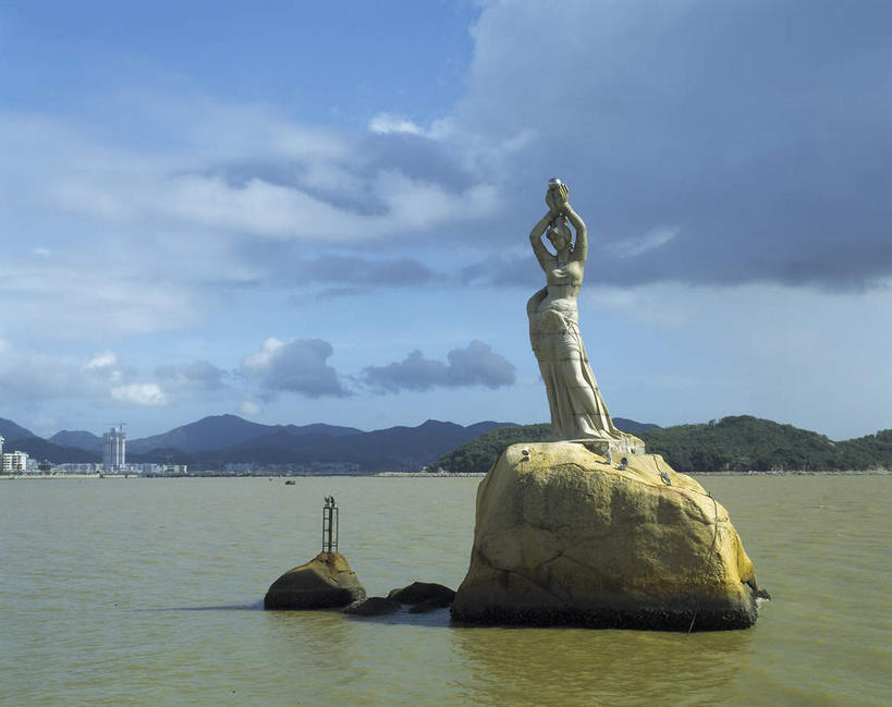 东方人,一个人,无人,站,横图,室外,白天,旅游,度假,海浪,海洋,礁石,石头,山,山脉,标志建筑,地标,建筑,雕塑,中国,亚洲,仅一个年轻女性,仅一个女性,仅一个人,阴影,艺术,装饰,光线,雕刻,雕像,石子,影子,浪花,山峰,云,云朵,山峦,云彩,黄种人,娱乐,建设,一个,背面,蓝色,白云,蓝天,天空,阳光,海水,工艺品,群山,天,站着,享受,休闲,旅游胜地,放松,晴朗,单个,纪念,美术,主题,陈列,海景,东亚,广东,珠海,广东省,中华人民共和国,华南地区,功能,美学,粤,珠海市,年轻女性,女人,女性,亚洲人,大海,风浪,海,海水的波动,礁,近岸浪,石块,岩石,涌浪,晴空,站立,彩图,全身,珠海渔女