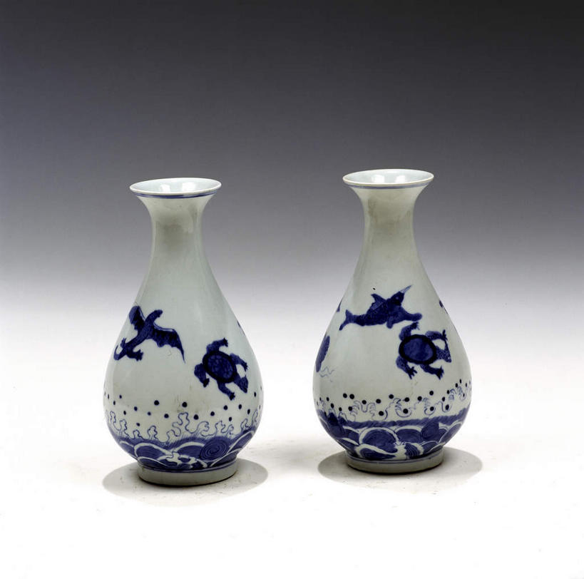 无人,横图,室内,特写,白天,正面,静物,花瓶,灰色背景,艺术,纹路,瓷器,纹理,手工艺品,陶瓷,陶瓷制品,文化,传统,两个,瓶子,工艺品,摄影,影棚,青花瓷,高雅,摄影棚,肌理,自信心,品位,磁器,白地青花瓷,青花,彩图,影棚拍摄,拍摄