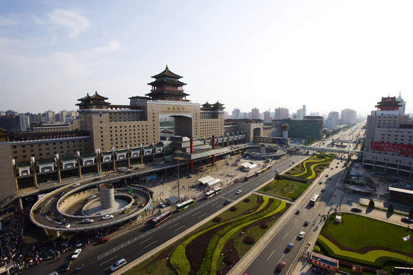 无人,火车站,横图,室外,白天,正面,旅游,度假,植物,窗户,标志建筑,大桥,道路,地标,建筑,路,路灯,桥梁,公路,车站,照明,北京,中国,亚洲,一排,许多,阴影,环保,曲折,弯曲,整齐,并列,并排,光线,瓦片,影子,屋檐,云,云朵,高架,拱门,桥,灯光,分界线,防护,停车线,站台,交通,首都,很多,云彩,娱乐,建设,月台,檐,玻璃窗,灯,树,树木,排列,蓝色,绿色,白云,蓝天,天空,阳光,自然,天,享受,休闲,旅游胜地,放松,蜿蜒,生长,晴朗,成长,车行道,车行道分界线,照亮,照明设备,队列,美好,美妙,标线,间隔,平行,高架桥,东亚,车行线,高架道路,跨线桥,中华人民共和国,北京市,京,北平,华北地区,美观,雅观,丰台区,绿篱,生篱,树篱,植篱,晴空,马路,彩图,铁路车站,铁路站,西客站,北京西客站,北京西站