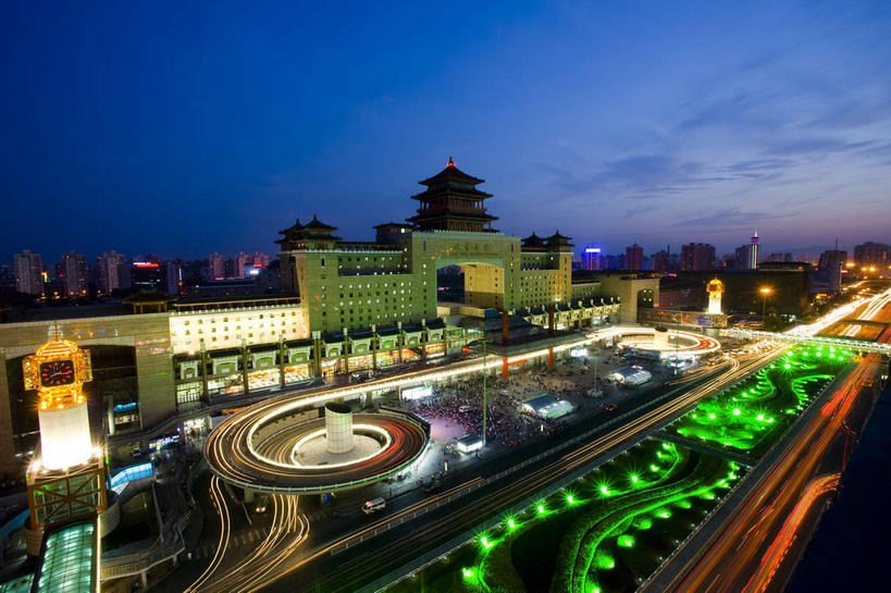 无人,火车站,横图,室外,夜晚,正面,旅游,度假,窗户,标志建筑,大桥,道路,地标,建筑,路,路灯,桥梁,夜景,公路,车站,照明,北京,中国,亚洲,一排,许多,阴影,曲折,弯曲,整齐,并列,并排,光线,瓦片,影子,屋檐,高架,拱门,桥,灯光,分界线,停车线,站台,交通,首都,很多,娱乐,建设,月台,檐,玻璃窗,灯,排列,享受,休闲,旅游胜地,放松,蜿蜒,车行道,车行道分界线,照亮,照明设备,队列,标线,平行,高架桥,东亚,车行线,高架道路,跨线桥,中华人民共和国,北京市,京,北平,华北地区,丰台区,马路,彩图,铁路车站,铁路站,西客站,北京西客站,北京西站