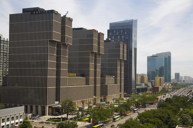 无人,高楼大厦,商店,横图,室外,白天,正面,购物,度假,消费,美景,树林,植物,窗户,落地窗,城市风光,超市,城市,大厦,道路,建筑,路,摩天大楼,商场,公路,汽车,北京,中国,亚洲,一排,许多,阴影,整齐,并列,并排,光线,影子,景观,云,云朵,交通,首都,很多,云彩,娱乐,建设,玻璃窗,车,树,树木,排列,蓝色,绿色,白云,倒影,蓝天,天空,阳光,自然,交通工具,轿车,天,享受,休闲,景色,放松,金融,百货,生长,晴朗,成长,倒映,队列,载具,平行,选购,玻璃幕墙,贸易,百货公司,东亚,中华人民共和国,北京市,京,北平,华北地区,朝阳区,血拼,反照,晴空,马路,彩图,大楼,高层建筑,高楼,购物商场,购物中心,摩天楼,商业中心,北京CBD,北京商务中心区,中国北京大北窑,北京CBD万达广场,太平洋百货