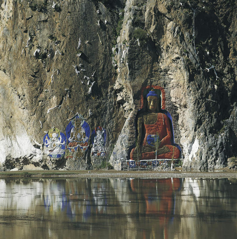 东方人,一个人,无人,坐,盘腿,竖图,室外,白天,正面,旅游,度假,河流,石头,美景,水,雕塑,中国,亚洲,仅一个男性,仅一个人,阴影,艺术,装饰,光线,雕刻,雕像,石子,影子,河水,景观,水流,褐色,注视,黄种人,娱乐,西藏,仅一个年轻男性,一个,倒影,阳光,自然,工艺品,观察,看,享受,休闲,景色,放松,搭,单个,观看,纪念,美术,察看,倒映,搭着,关注,自然风光,主题,藏,陈列,佛祖,东亚,佛陀,西藏自治区,袈裟,中华人民共和国,西南地区,功能,美学,法衣,反照,男人,男性,年轻男性,亚洲人,石块,岩石,盘腿而坐,盘膝,盘着腿的,盘着腿坐,双腿交叉,坐着,彩图,全身,加沙,迦逻沙曳,迦沙,袈裟野,莲服,僧衣