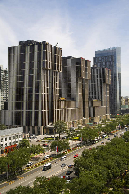 无人,高楼大厦,商店,竖图,室外,白天,仰视,购物,度假,消费,美景,树林,植物,窗户,落地窗,城市风光,超市,城市,大厦,道路,建筑,路,摩天大楼,商场,公路,汽车,北京,中国,亚洲,一排,许多,阴影,整齐,并列,并排,光线,影子,景观,云,云朵,交通,首都,很多,云彩,娱乐,建设,玻璃窗,车,树,树木,排列,蓝色,绿色,白云,倒影,蓝天,天空,阳光,自然,交通工具,轿车,天,享受,休闲,景色,放松,金融,百货,生长,晴朗,成长,倒映,队列,载具,平行,选购,玻璃幕墙,贸易,百货公司,东亚,中华人民共和国,北京市,京,北平,华北地区,朝阳区,血拼,反照,晴空,马路,彩图,低角度拍摄,大楼,高层建筑,高楼,购物商场,购物中心,摩天楼,商业中心,北京CBD,北京商务中心区,中国北京大北窑,北京CBD万达广场,太平洋百货